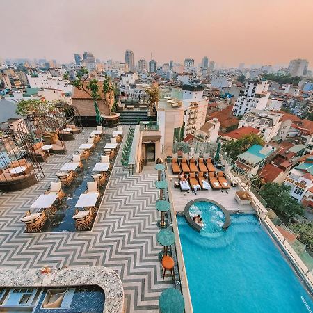 Peridot Grand Luxury Boutique Hotel Hanoi Kültér fotó The rooftop pool at the hotel