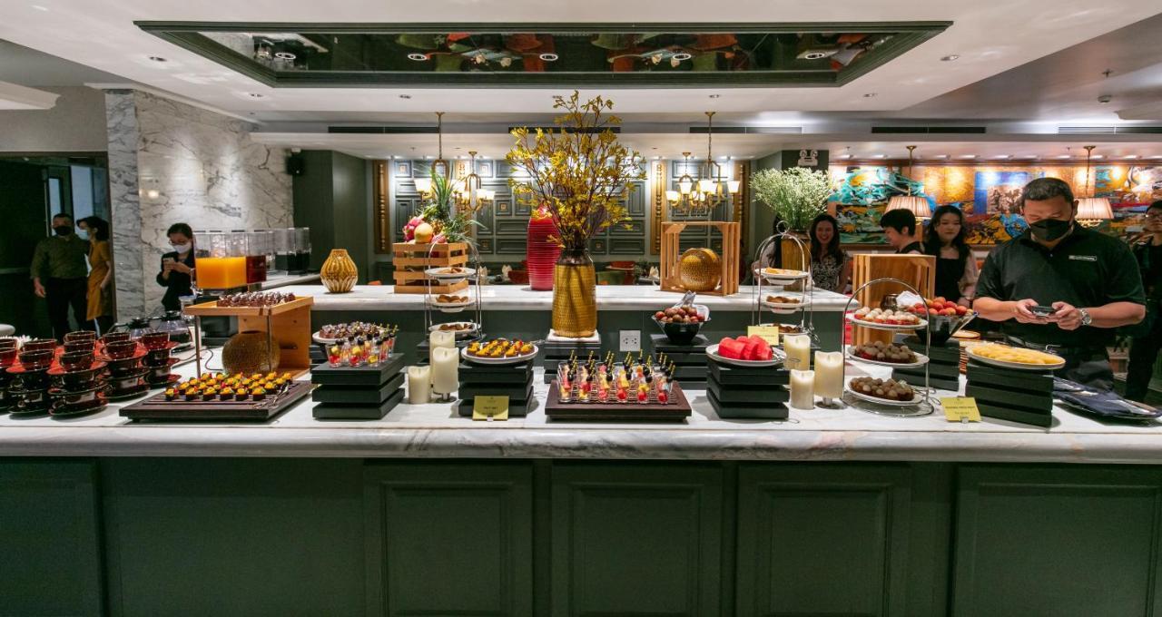 Peridot Grand Luxury Boutique Hotel Hanoi Kültér fotó A dessert buffet at a hotel