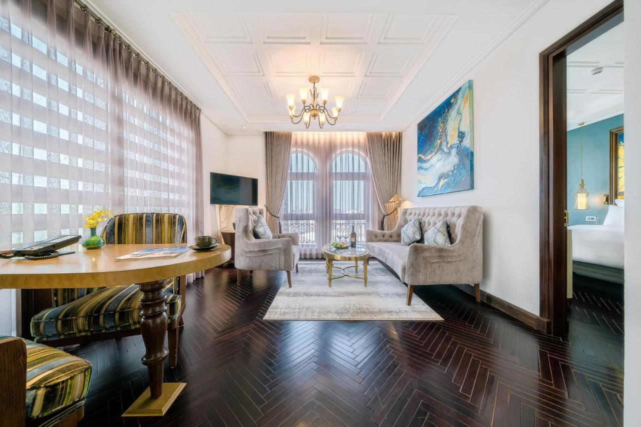 Peridot Grand Luxury Boutique Hotel Hanoi Kültér fotó A suite at the hotel